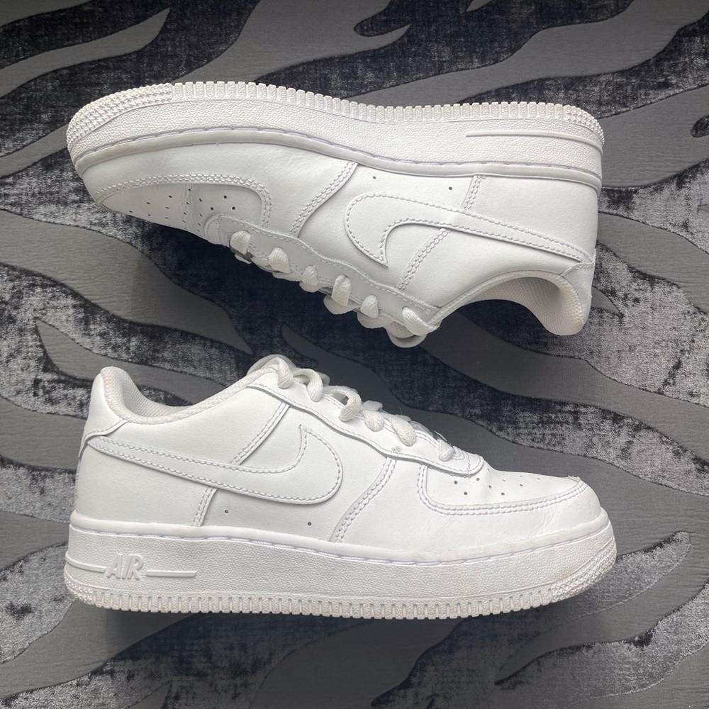 White Nike Air Force 1